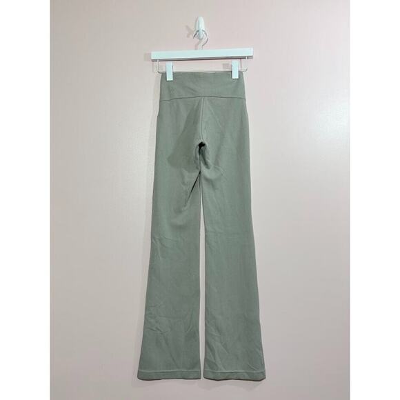 Lululemon Ribbed Softstreme Flared Pant In Jade Grey Size 0 - Picture 3 of 6